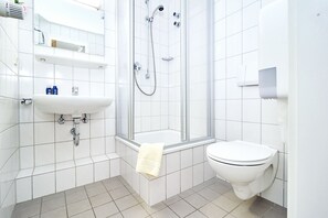 Quadruple Room, Shared Bathroom, Annex Building (Sportheim) | Bathroom | Towels - Jugendherberge Winterberg (Winterberg)