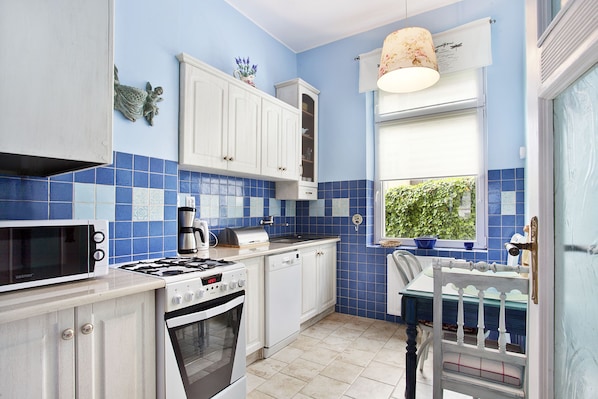 Apartment | Private kitchen | Fridge, microwave, oven, stovetop