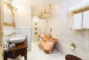 Superior-Suite, 1 Schlafzimmer | Badezimmer | Badewanne und Dusche (separat), Komfortbadewanne, Regendusche