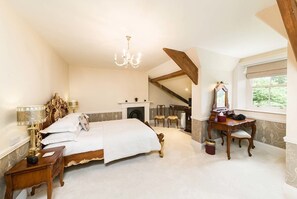 Manor Suite | Premium bedding, minibar, individually decorated, individually furnished