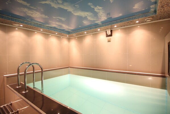 2 innendørsbassenger