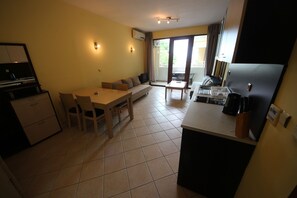 Comfort Apartment (7 adults) | Living room | 20-cm TV with cable channels