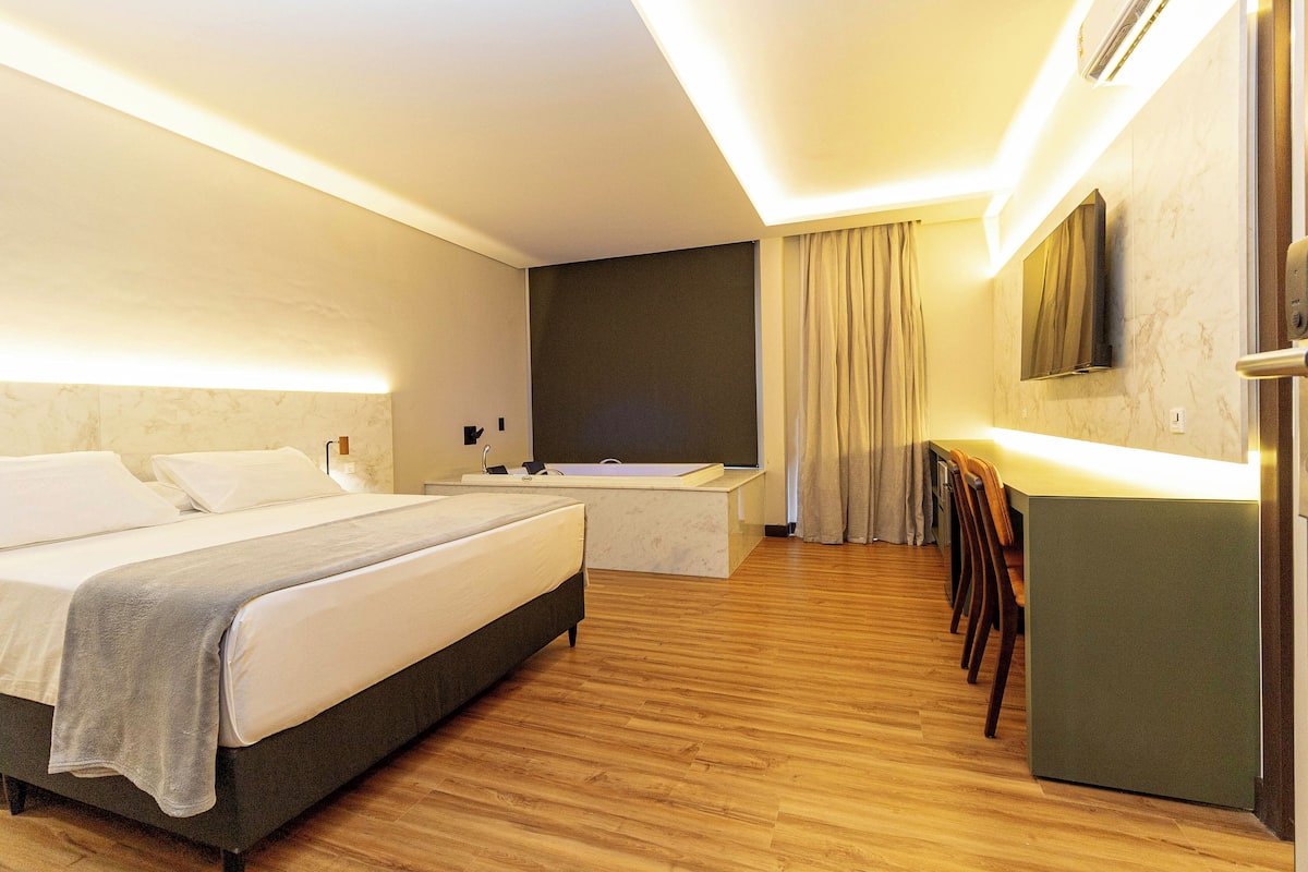 Premium-Studiosuite | Minibar, Zimmersafe, Verdunkelungsvorhänge, Bügeleisen/Bügelbrett