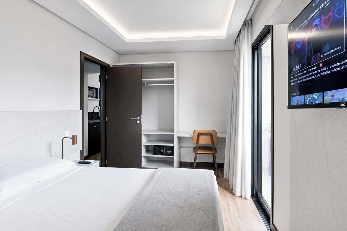Apartamento Família Luxo | Minibar, safe på rommet, blendingsgardiner og strykejern/-brett