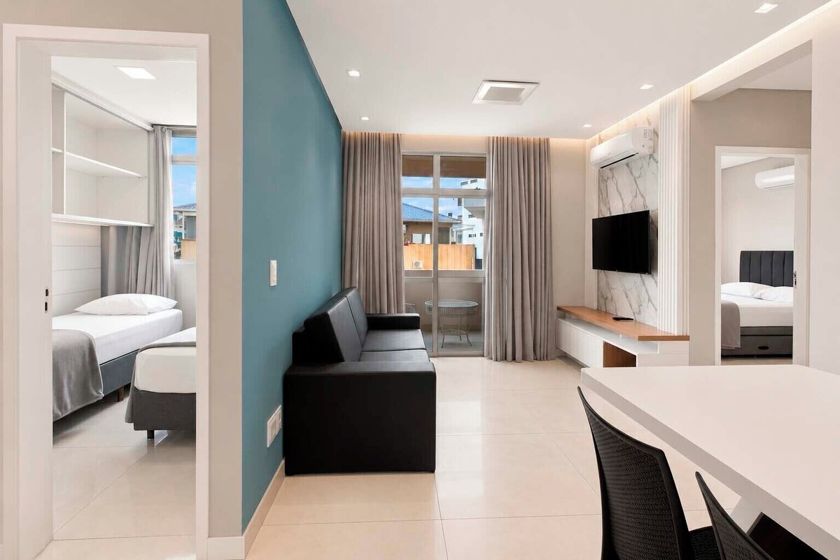 Apartamento de 2 Quartos | Minibar, safe på rommet, blendingsgardiner og strykejern/-brett