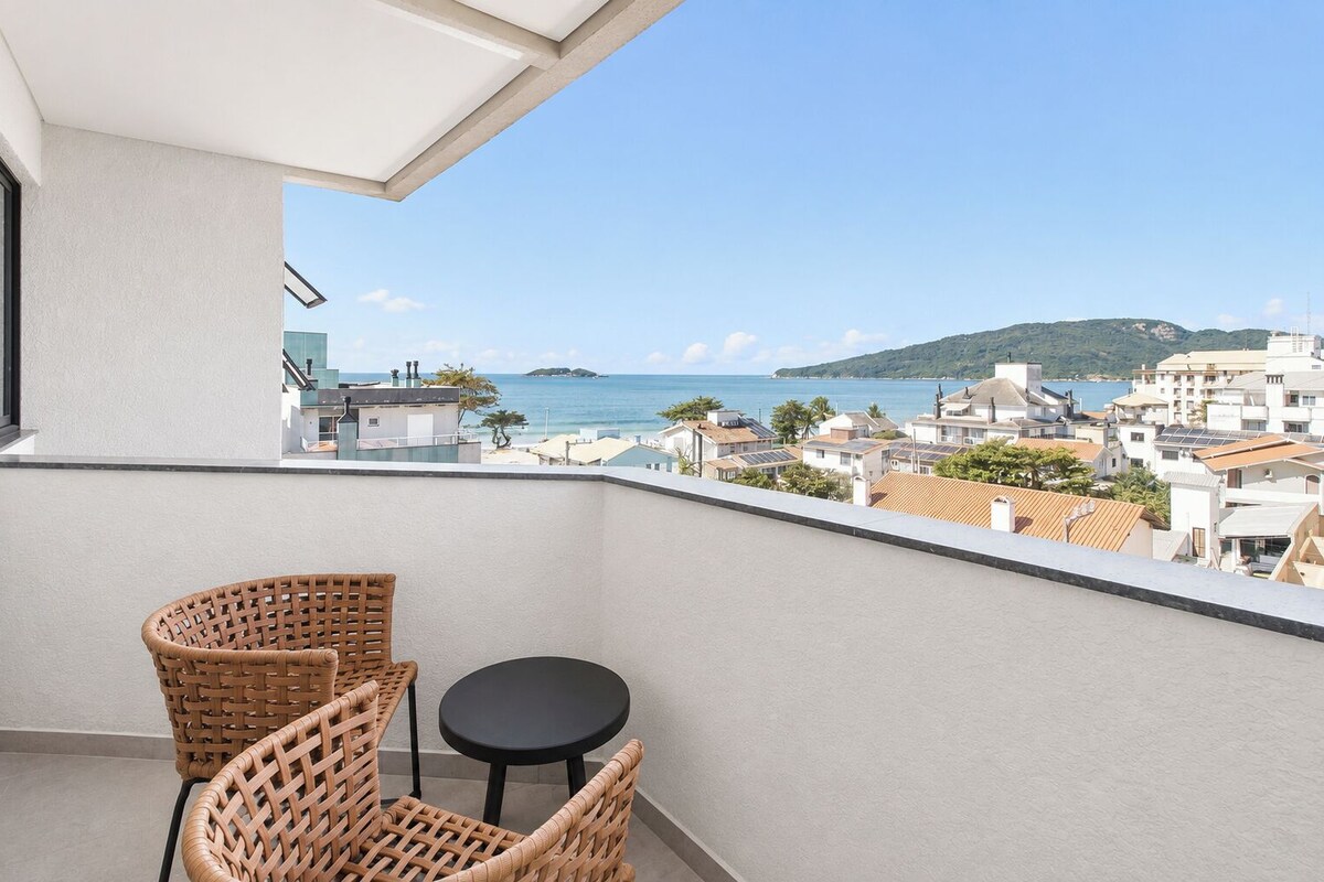Suite – superior, sjøvendt | Minibar, safe på rommet, blendingsgardiner og strykejern/-brett