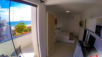 Suíte superior, de frente para o mar | Frigobar, cofres nos quartos, cortinas blackout