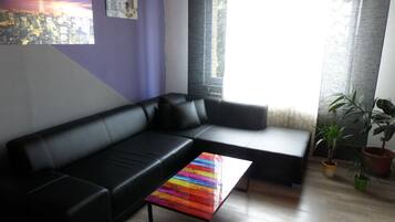 Suite Basic, 1 kamar tidur, pemandangan bukit, tepi gunung | Ruang keluarga | TV layar datar