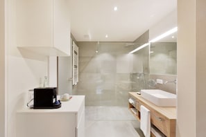 Habitación Confort | Baño | Ducha, artículos de higiene personal ecológicos y secador de pelo