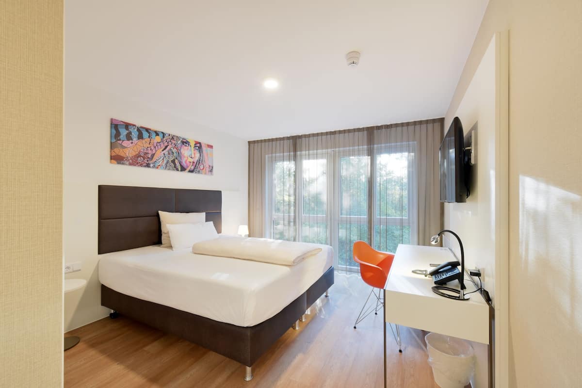 Comfort Room | 1 bedroom, hypo-allergenic bedding, in-room safe, desk