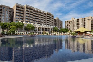Seasonal outdoor pool - Menada Apartments in Royal Beach Resort (Sunny Beach)