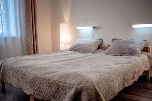 Kahden hengen huone (yksi tai kaksi sänkyä), jaettu kylpyhuone | Silitysrauta/-lauta, ilmainen Wi-Fi