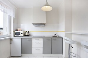 Appartement | Coin cuisine privé | Réfrigérateur, micro-ondes, plaque de cuisson, cafetière/bouilloire
