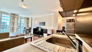 Studio Klasik (5 adults) | Dapur kecil pribadi | Lemari es, kompor, ketel listrik, dan peralatan masak/sendok-piring