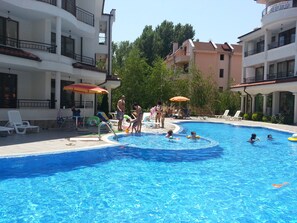 Seasonal outdoor pool - Menada Chateau Valon Apartments (Sunny Beach)