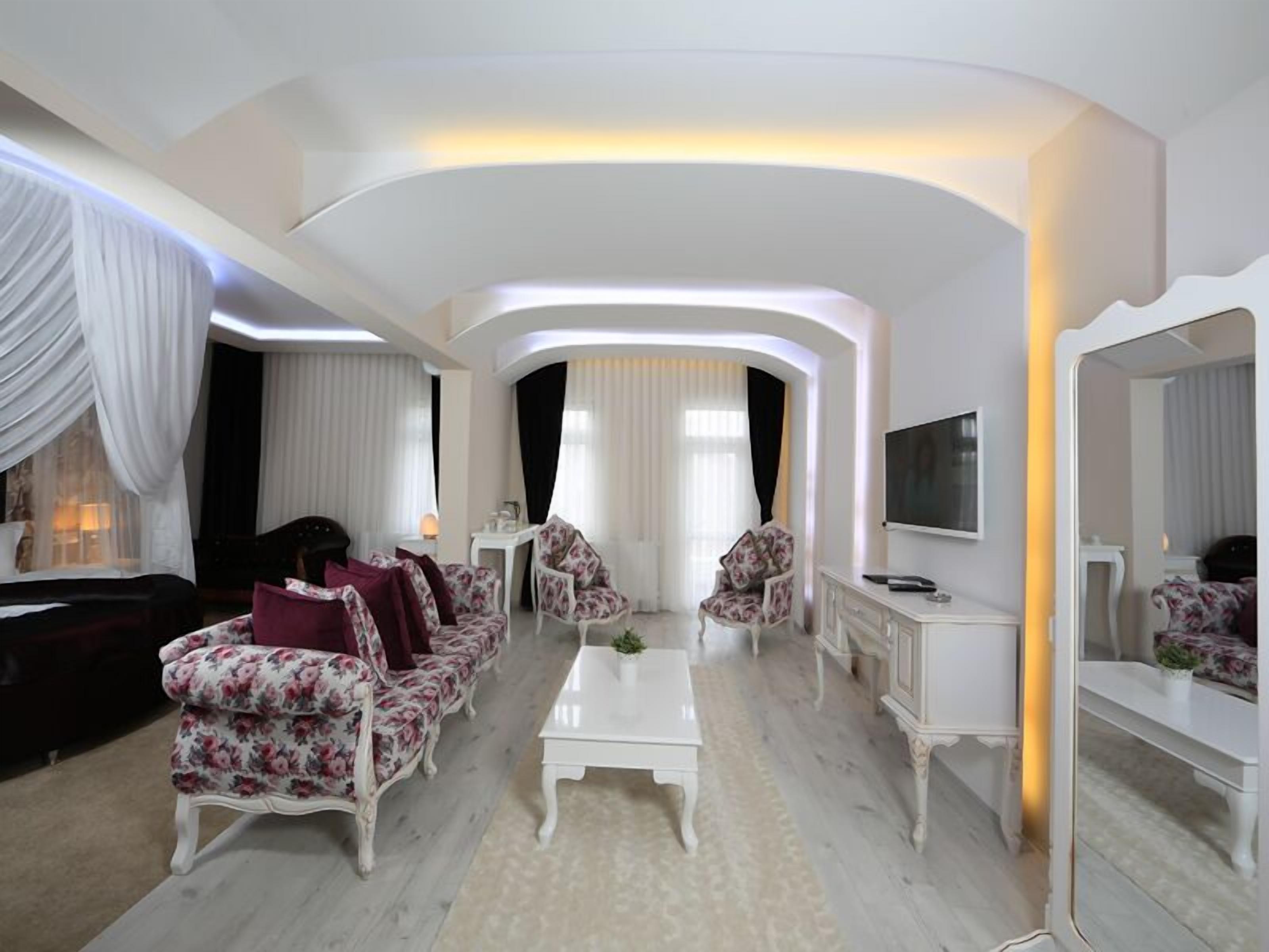 Suite, Jetted Tub | Living area | LCD TV