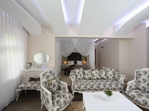 Suite, Jetted Tub | Living area