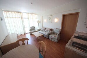 Departamento, vista al mar (5 Adults) | Sala de estar | Televisión 