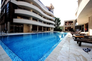 Seasonal outdoor pool - Menada Eden Apartments (Sunny Beach)