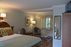 Klassieke kamer | Een bureau, een strijkplank/strijkijzer, gratis wifi, beddengoed