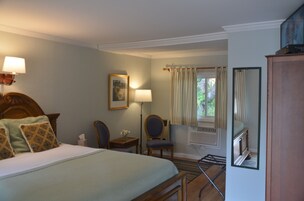 Escritorio, tabla de planchar con plancha, wifi gratis y ropa de cama 