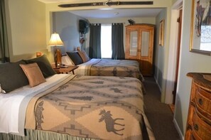 Desk, iron/ironing board, free WiFi, bed sheets - Cornwall Inn and Lodge (Cornwall Bridge)