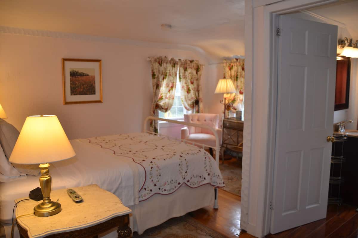 Lilly White | Desk, iron/ironing board, free WiFi, bed sheets
