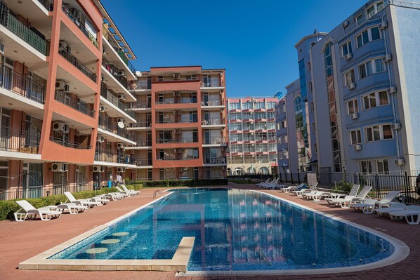 Una piscina al aire libre de temporada