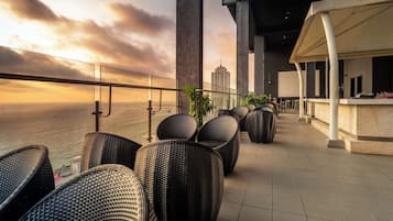 3 restaurants, breakfast, lunch, dinner served; international cuisine