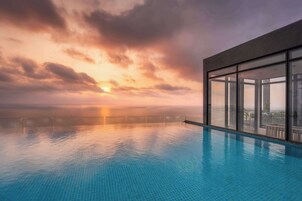 Una piscina cubierta, una piscina al aire libre, tumbonas