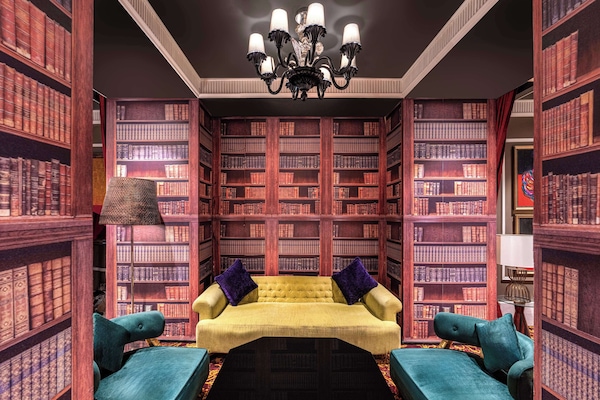 3 restaurants, breakfast, lunch, dinner served; international cuisine