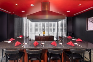 3 restaurants, breakfast, lunch, dinner served; international cuisine