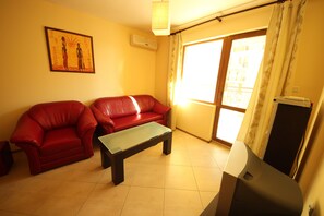 Apartment, 2 Bedrooms, Pool View | Living room