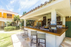 Bar (trong khuôn viên)