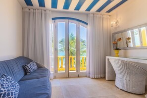 Dobbeltrom – deluxe (Super) | Oppholdsområde | En 43-tommers smart-TV med Parabol-TV