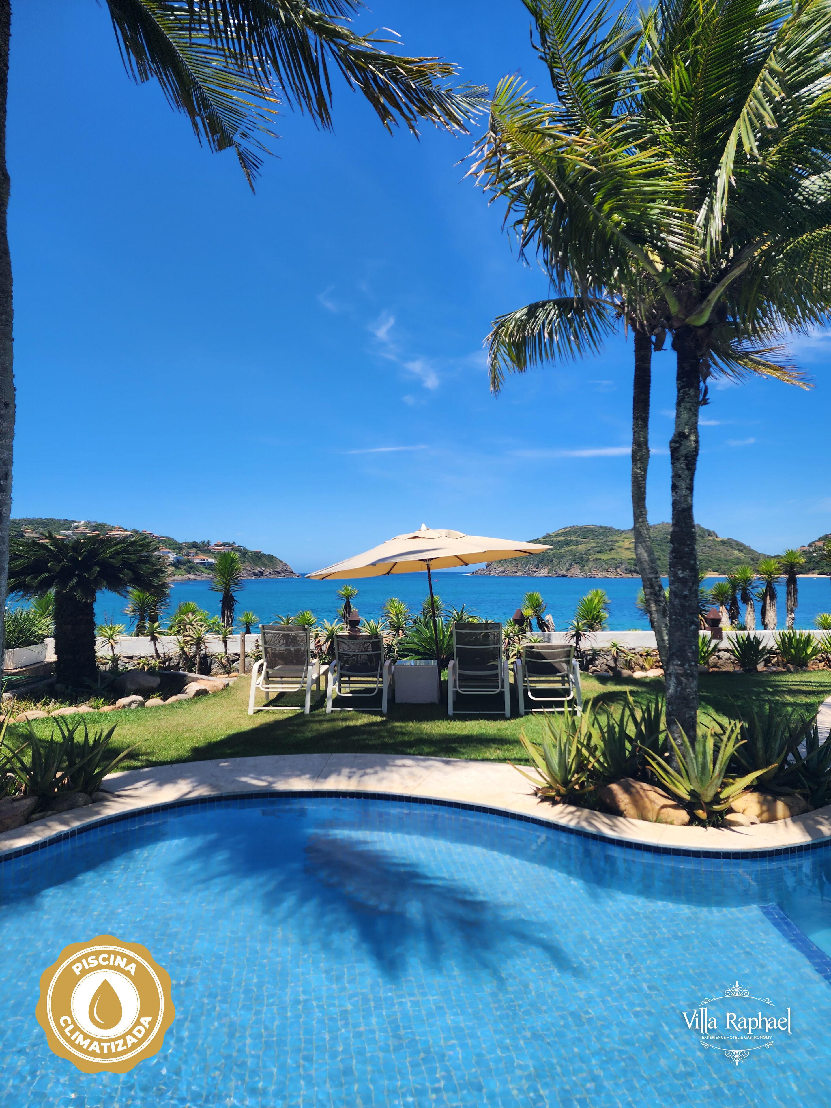 室外游泳池，提供日光浴躺椅