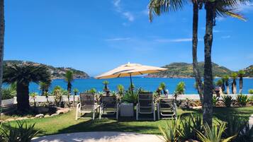 Ulkouima-allas, aurinkotuoleja