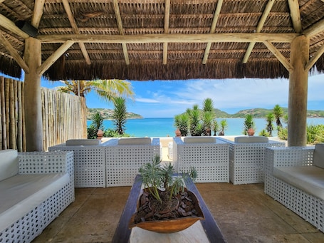 Na praia, espreguiçadeiras, guarda-sóis, toalhas de praia . Villa Raphael