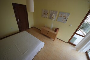 Apartamento, 1 habitación, balcón, vistas a la piscina | 1 dormitorio, tabla de planchar con plancha, cunas (de pago)
