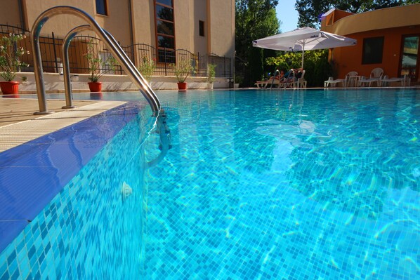 Seasonal outdoor pool, pool umbrellas, sun loungers - Menada Amadeusz 1 Apartments (Sunny Beach)