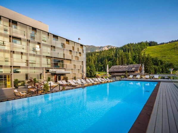 Una piscina cubierta, una piscina al aire libre