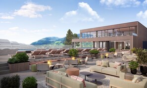 Una piscina techada, una piscina al aire libre