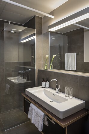 Dusche, kostenlose Toilettenartikel, Haartrockner, Handtücher