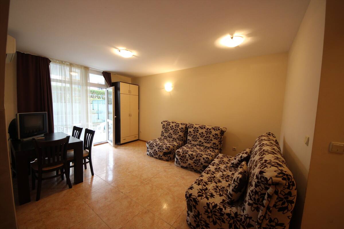 Studio | Cribs (surcharge), rollaway beds (surcharge), WiFi (surcharge)