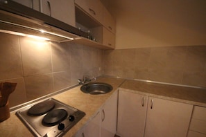 开间 | 私人简易厨房 | 冰箱、炉灶、电热水壶、厨具/餐具