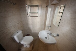 Studio, balcon | Salle de bain | Douche, serviettes fournies