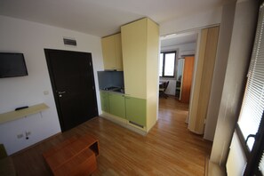 Studio, Balkon | Eigene Kochnische | Kühlschrank, Herdplatte, Wasserkocher mit Kaffee-/Teezubehör