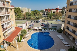 Piscine extérieure en saison