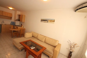 Appartamento, 1 camera da letto, vista piscina (2 adults + 2 children) | Soggiorno | TV