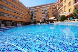 Piscine extérieure en saison